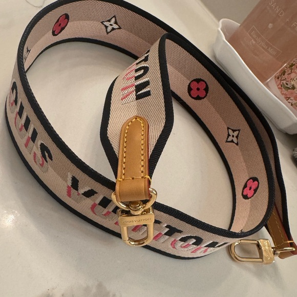 🩷🖤 BRAND NEW --Louis Vuitton Sporty Logo Bandouliere Shoulder Strap Jacquard - Picture 4 of 12